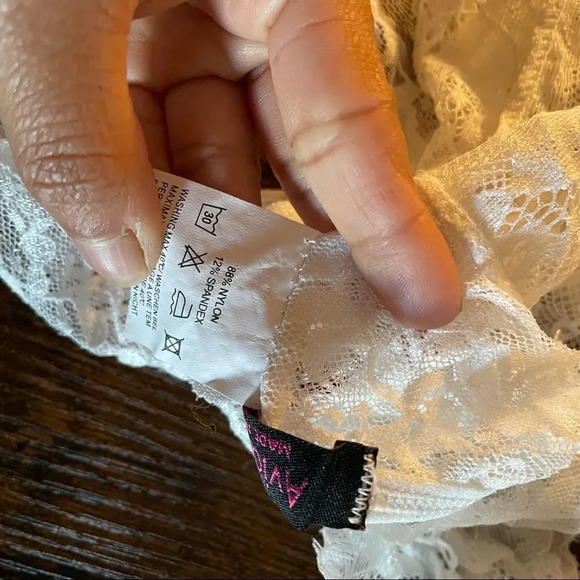2 Piece white lace lingerie - Picture 14 of 15